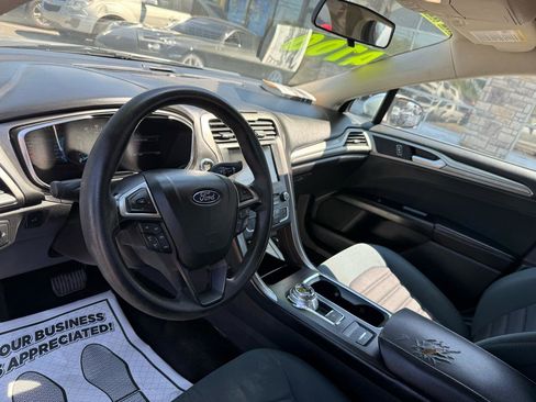 Used 2017 Ford Fusion SE w/ Fusion SE Technology Package FWD image 12