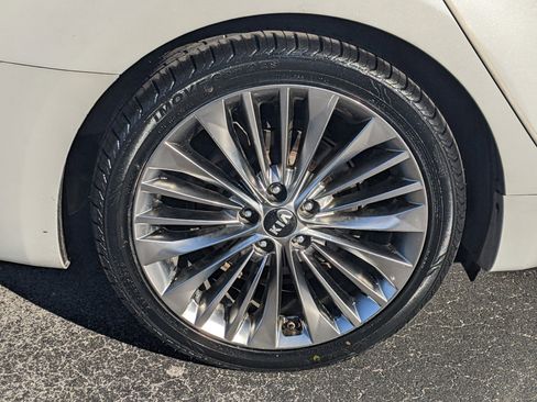 Certified 2019 Kia Cadenza Limited image 9