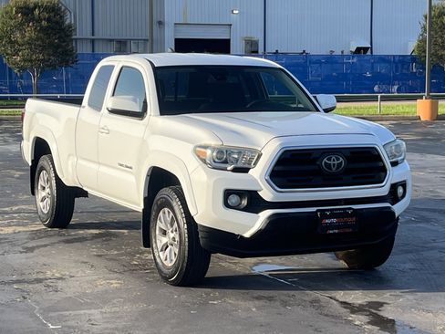 Used 2018 Toyota Tacoma SR5 RWD image 3