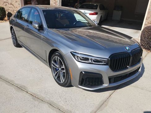 Used 2022 BMW 750i xDrive w/ Executive Package image 3