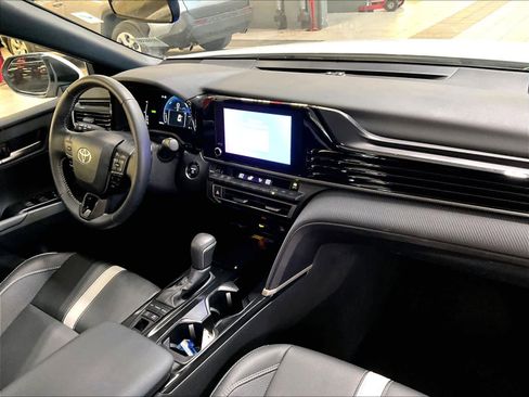 Used 2025 Toyota Camry SE image 14