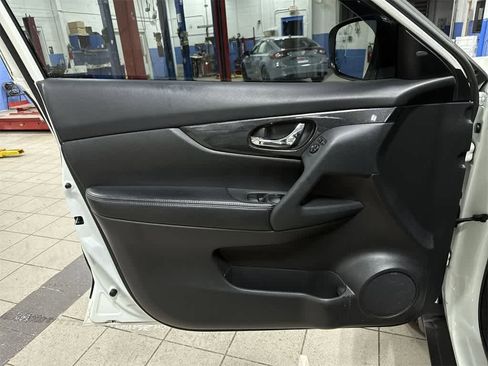 Used 2015 Nissan Rogue SL w/ SL Premium Package image 31