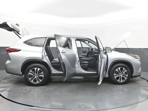 Used 2022 Toyota Highlander XLE FWD image 43