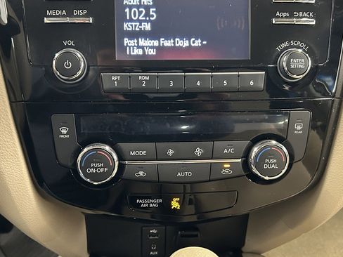 Used 2015 Nissan Rogue SV image 29