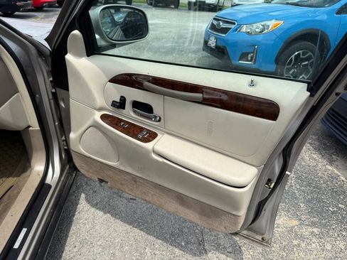 Used 2000 Lincoln Town Car Executive RWD image 18