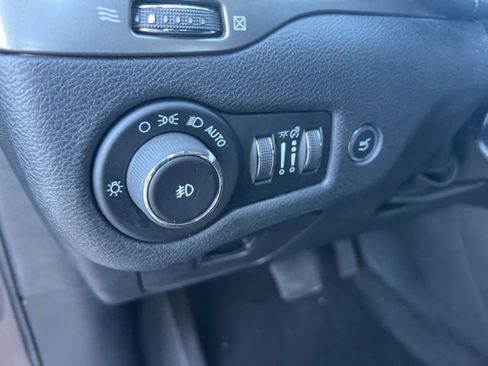 Used 2019 Jeep Cherokee Latitude Plus w/ Comfort/Convenience Group image 15