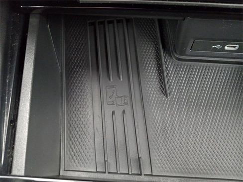 Used 2025 Volkswagen Atlas Cross Sport SE image 21