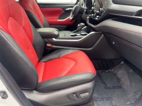 Used 2024 Toyota Highlander FWD image 49