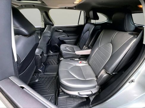 Used 2021 Toyota Highlander XLE FWD image 22