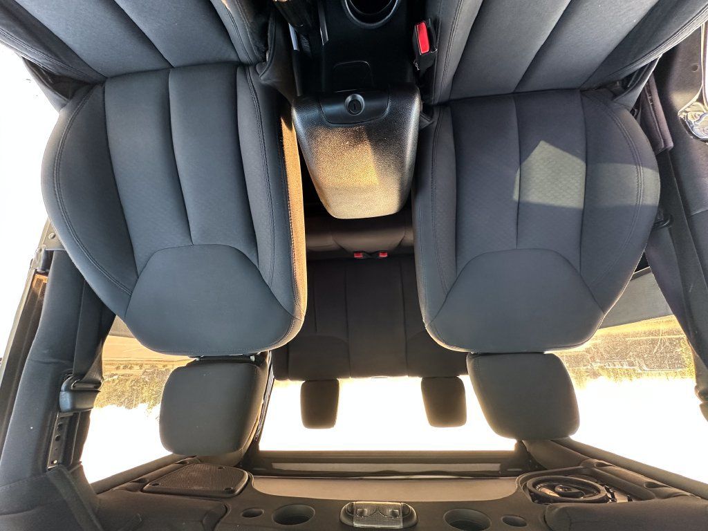 Used 2018 Jeep Wrangler Sport w/ Connectivity Group AWD/4WD image 28