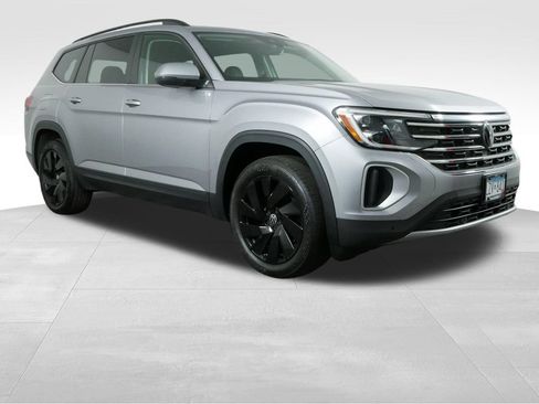 Used 2024 Volkswagen Atlas SE w/ Panoramic Sunroof Package AWD/4WD image 2