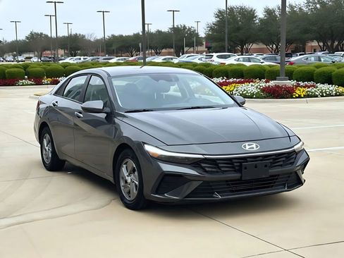 Used 2025 Hyundai Elantra SE image 8