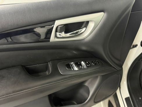 Used 2018 Nissan Pathfinder SV AWD/4WD image 29
