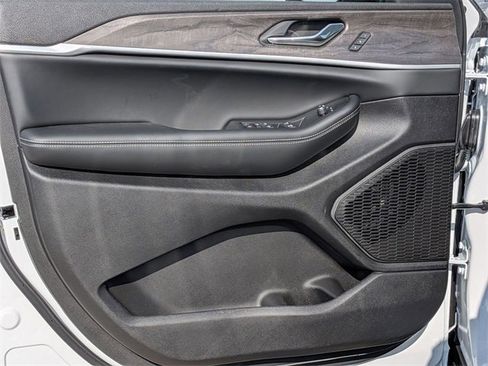 New 2025 Jeep Grand Cherokee Limited w/ Black Appearance Package image 14