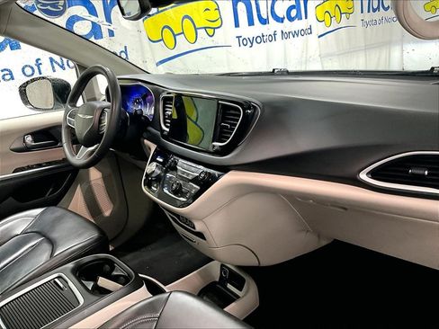 Used 2023 Chrysler Pacifica Touring-L FWD image 14