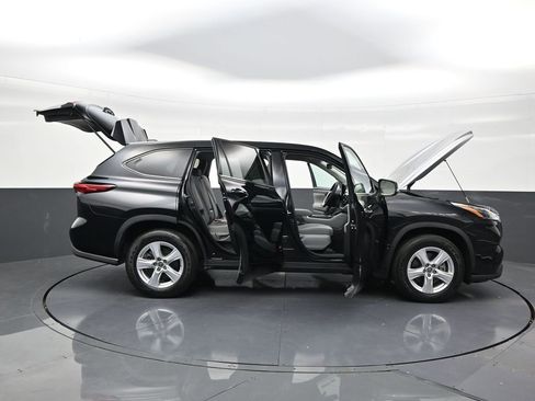 Used 2022 Toyota Highlander L FWD image 30