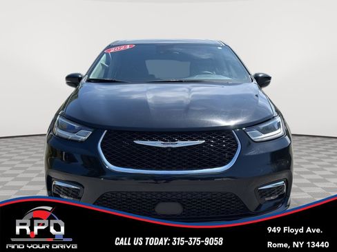 Used 2024 Chrysler Pacifica Touring-L FWD image 8