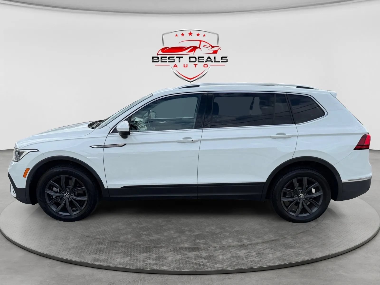 Used 2022 Volkswagen Tiguan SE FWD image 2