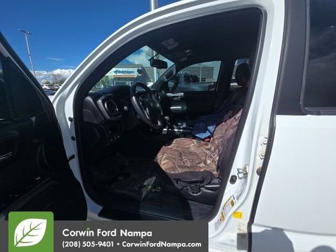 Used 2017 Toyota Tacoma TRD Off-Road image 8