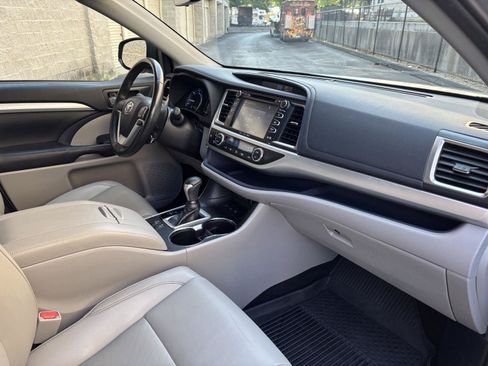 Used 2019 Toyota Highlander XLE AWD/4WD image 9