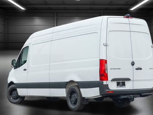 Used 2024 Mercedes-Benz Sprinter 2500 image 9