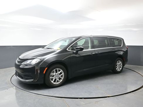 Used 2023 Chrysler Voyager LX FWD image 10