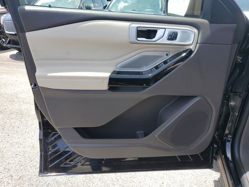 Used 2022 Ford Explorer Platinum w/ Equipment Group 601A image 13