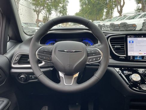 New 2026 Chrysler Pacifica Select image 23