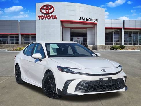 Used 2025 Toyota Camry SE image 1