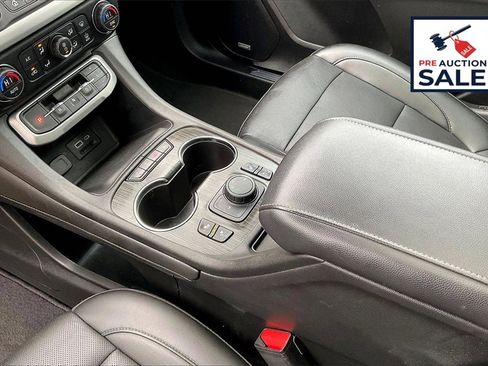 Used 2021 GMC Acadia SLT w/ Premium Package image 17