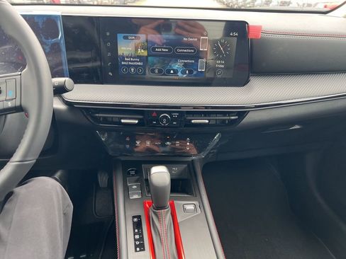 New 2025 Nissan Kicks SR image 18