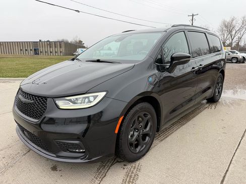 Used 2021 Chrysler Pacifica Limited w/ Uconnect Theater Family Group image 1