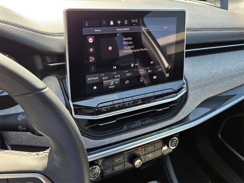 Used 2024 Jeep Compass Latitude image 21