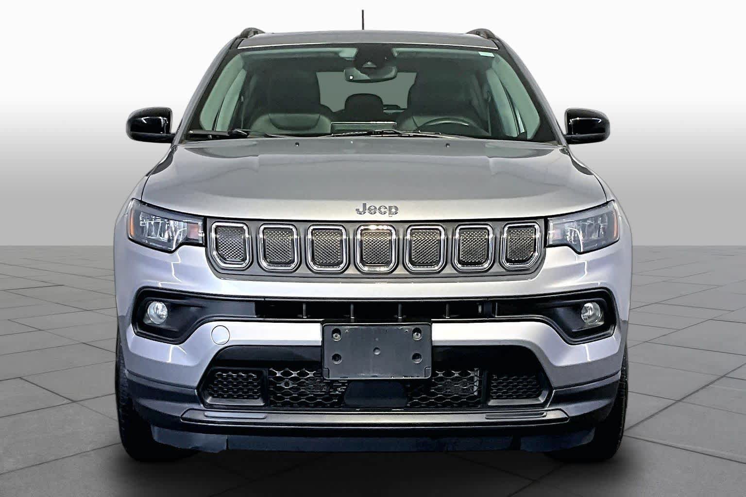 Used 2022 Jeep Compass Latitude w/ Sun and Sound Group AWD/4WD image 6