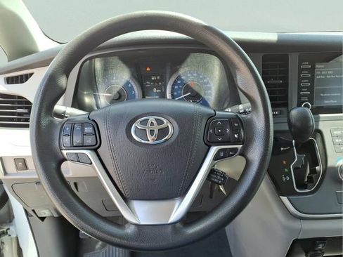 Used 2020 Toyota Sienna L FWD image 15