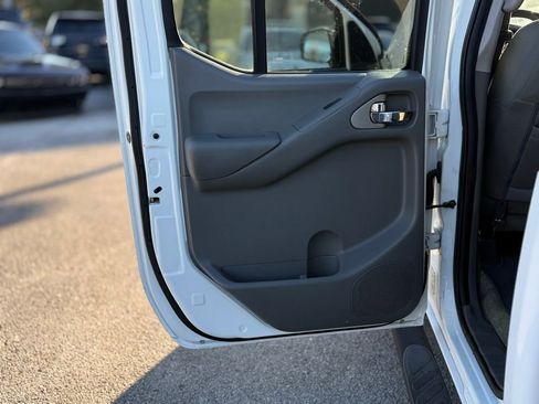 Used 2015 Nissan Frontier SV w/ SV Value Truck Package image 9