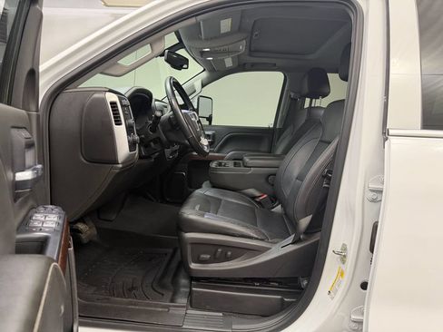 Used 2019 GMC Sierra 2500 SLT w/ Suspension Package, Off-Road AWD/4WD image 5