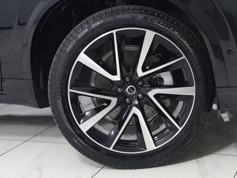 Used 2025 Volvo XC90 B5 Plus w/ Protection Package Premier image 17