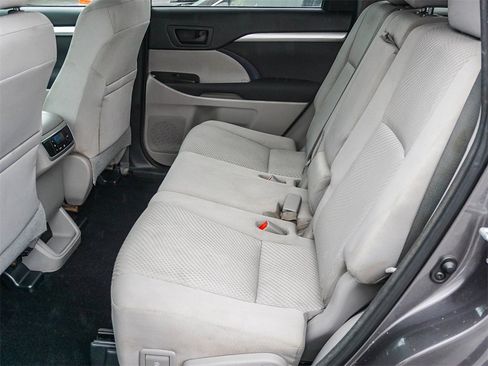 Used 2014 Toyota Highlander LE image 16