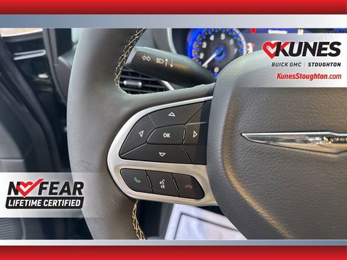 Used 2025 Chrysler Pacifica Select image 25