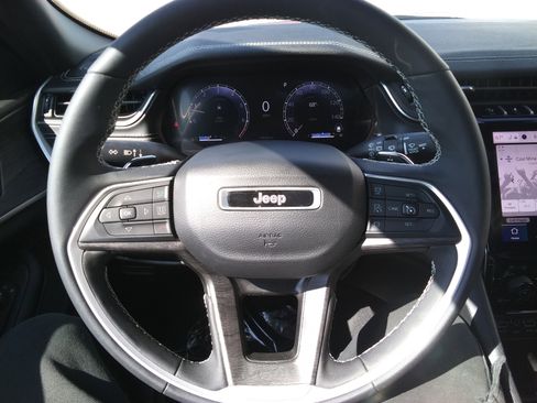 Used 2024 Jeep Grand Cherokee Limited image 16