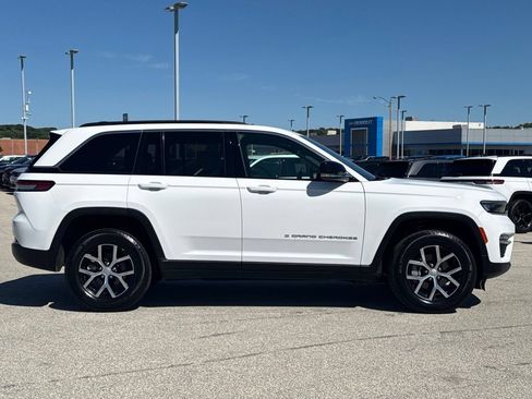 Used 2024 Jeep Grand Cherokee Limited AWD/4WD image 32