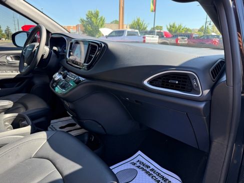 Used 2025 Chrysler Pacifica Select FWD image 22