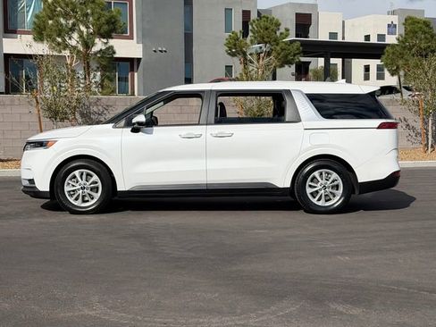 Used 2024 Kia Carnival LX FWD image 2