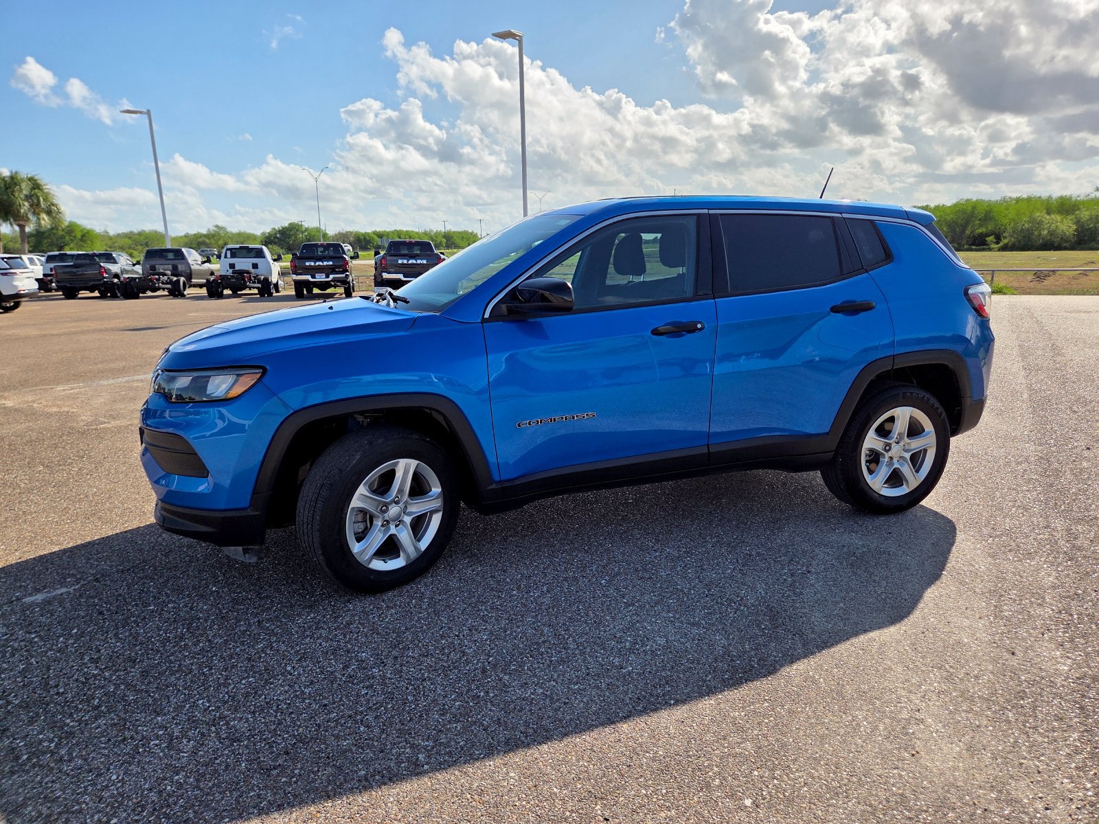Used 2023 Jeep Compass Sport AWD/4WD image 3