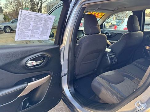 Used 2017 Jeep Cherokee Latitude w/ Comfort & Sound Group image 16