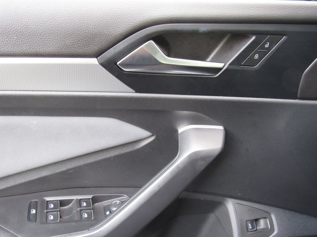 Used 2025 Volkswagen Jetta SE FWD image 32