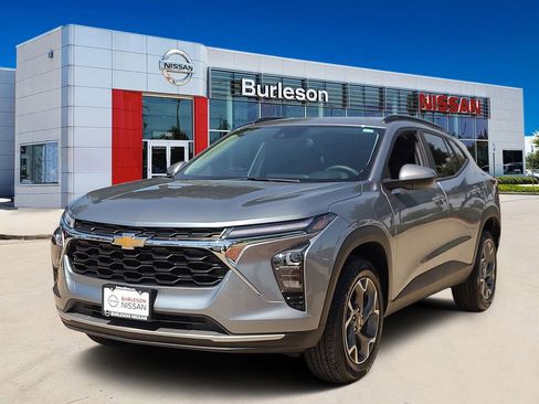 Used 2025 Chevrolet Trax LT FWD image 1
