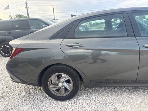 Used 2025 Hyundai Elantra SE FWD image 5