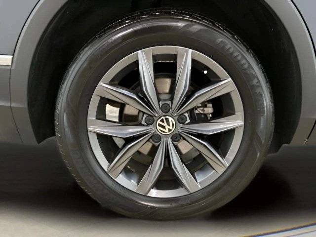 Used 2023 Volkswagen Tiguan SE w/ Panoramic Sunroof Package FWD image 95